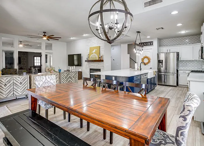 Outdoor Oasis W/ Pool! Group Escape * Glendale