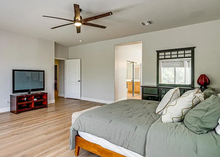 Dom wakacyjny Outdoor Oasis W/ Pool! Group Escape Glendale