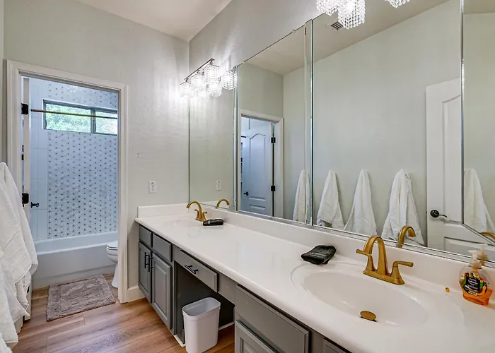 Outdoor Oasis W/ Pool! Group Escape * Glendale